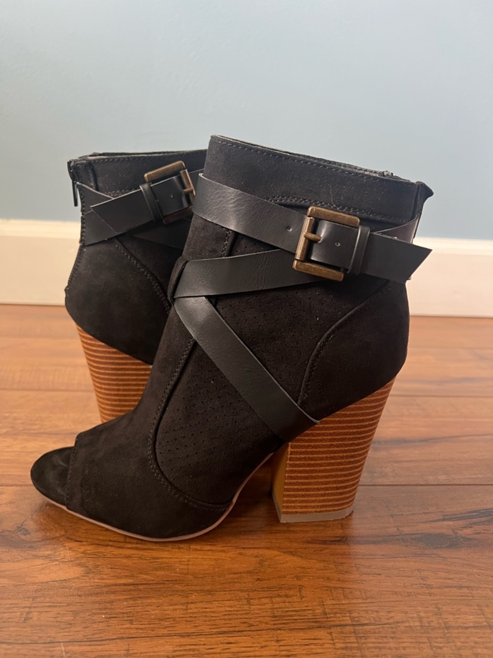 ❄️☃️ Shoedazzle Black Suede Peep-Toe Ankle Booties
